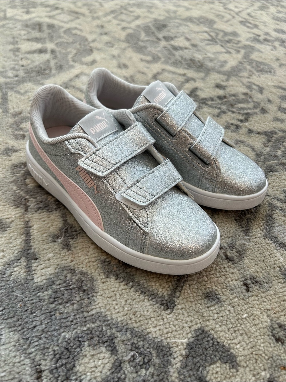 💗 NWT! Puma Kids Silver Glitter Sneakers with Pink Stripe - Picture 1 of 8